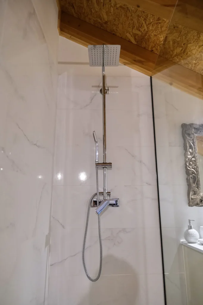 alojamento-local-santo-tirso-casa-do-varandao-quarto-3-casa-de-banho-duche