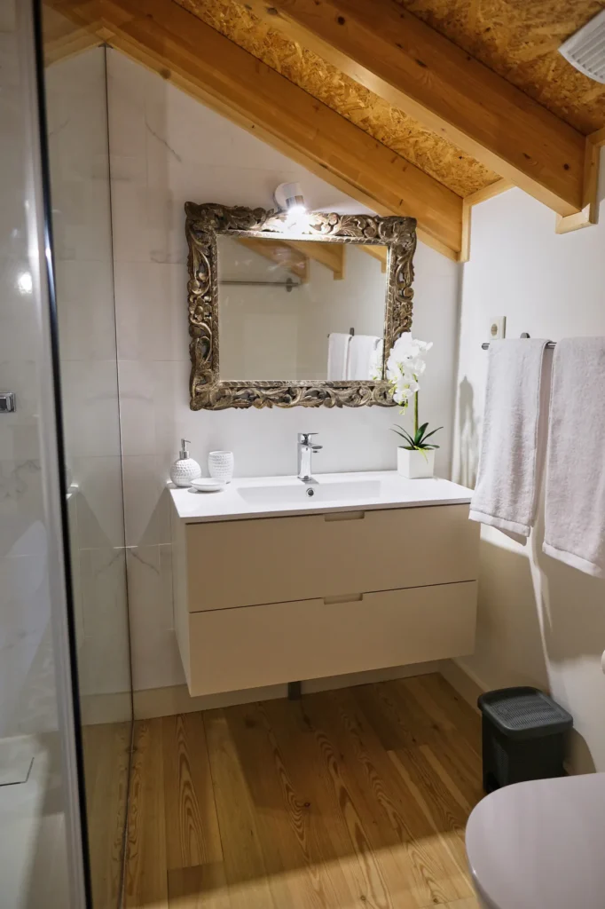 alojamento-local-santo-tirso-casa-do-varandao-quarto-3-casa-de-banho-entrada