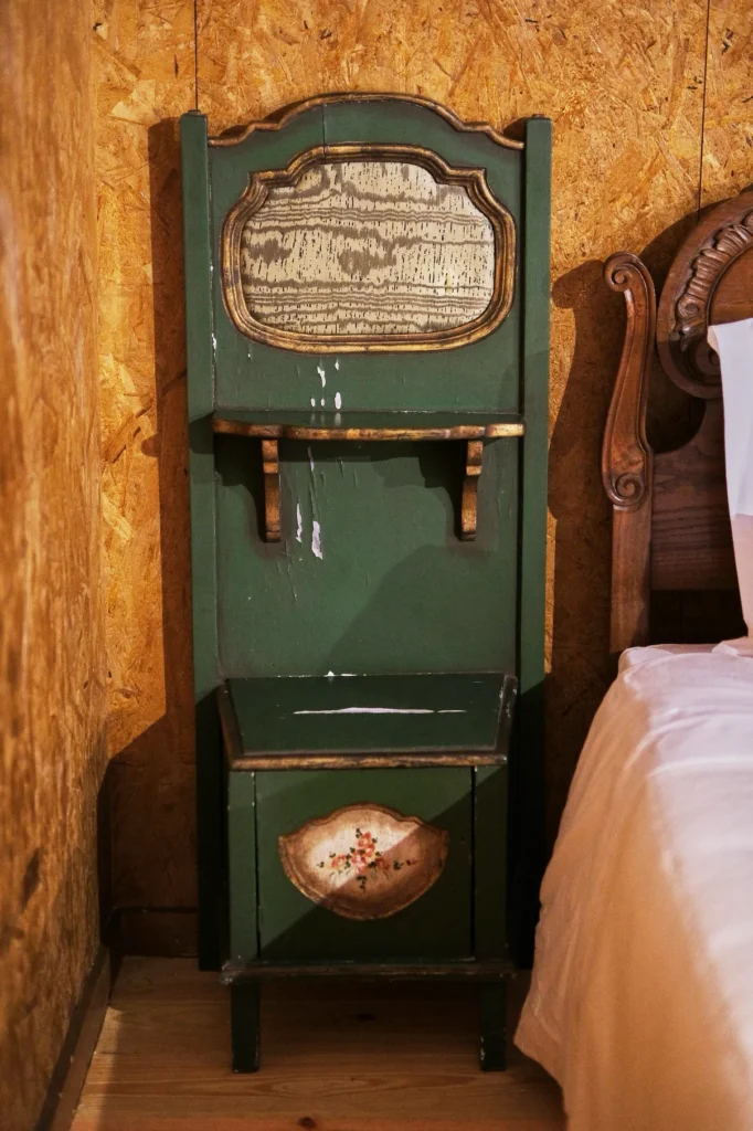 alojamento-local-santo-tirso-casa-das-cortes-decoracao-mesa-de-cabeceira