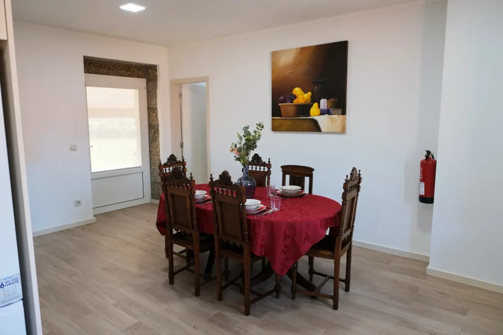 alojamento-local-santo-tirso-casa das visitas-cozinha-mesa-perto-de-braga
