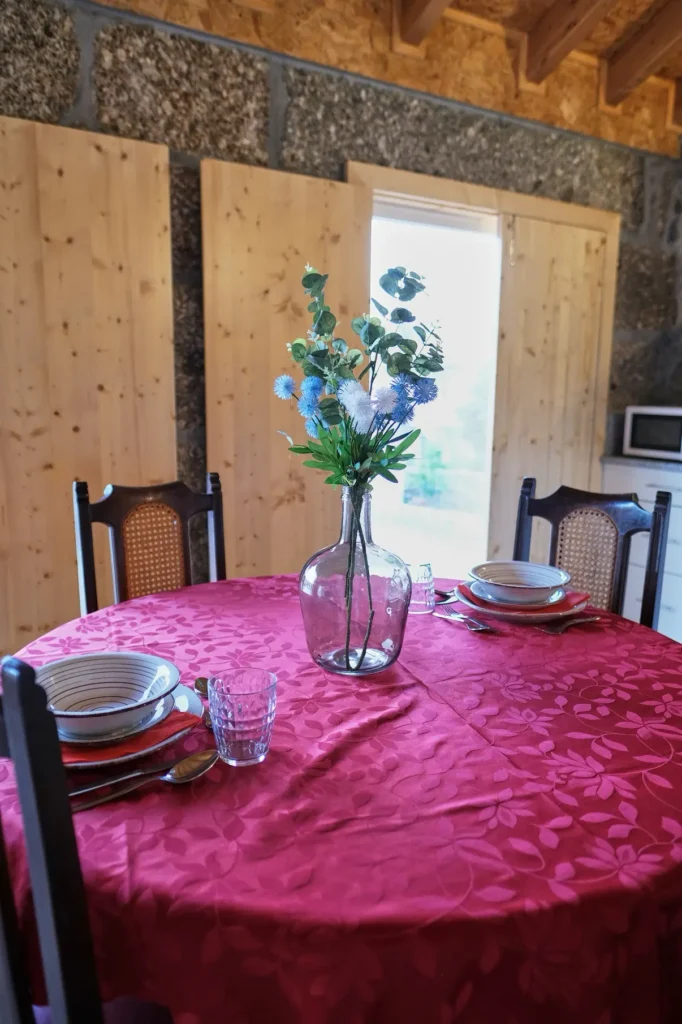 alojamento-local-santo-tirso-casa-dos-namorados-mesa-perto-de-braga