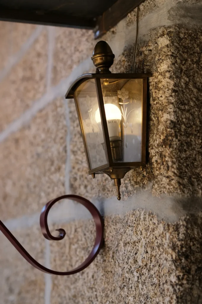 turismo-rural-santo-tiro-casa-da-criada-exterior-candeeiro