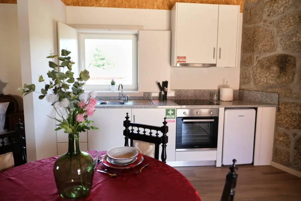 turismo-rural-santo-tirso-casa-do-criado-cozinha-mesa-refeiçoes